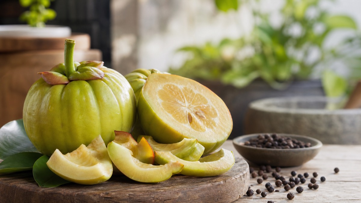Garcinia-Fruchtschale und schwarzer Pfeffer als traditionelle Pflanzenkombination