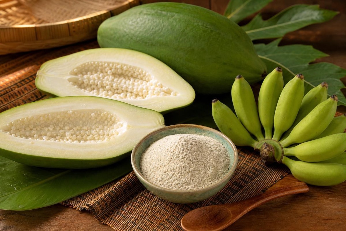 Unreife Papaya, grüne Fingerbananen und Pflanzenpulver als traditionelle Musa Papaya Pflanzenroutine