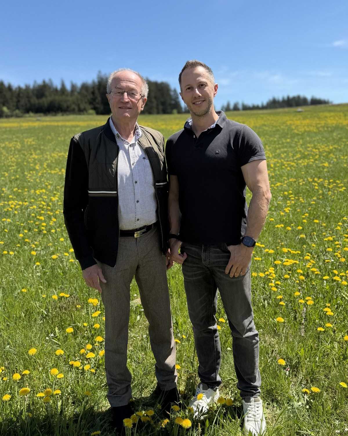 Reinhold und Michael Prinz auf einer Blumenwiese – TTK-Prinz in zweiter Generation